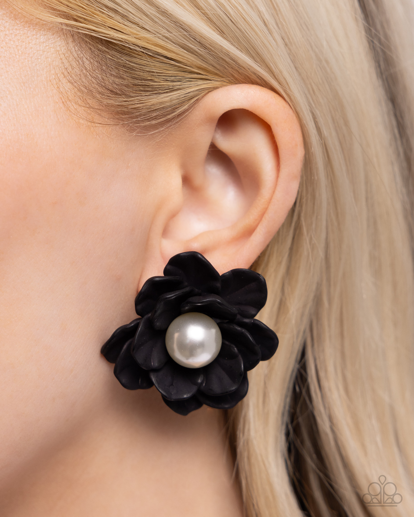 Paparazzi - Blooming Backdrop - Black Post Earrings