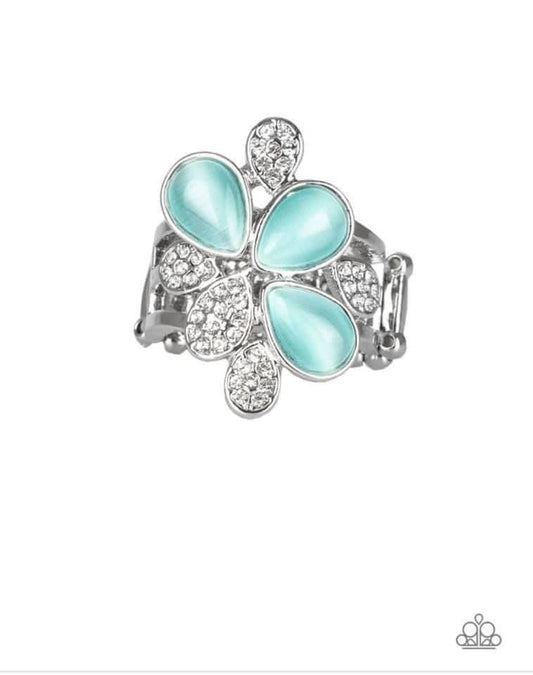 Paparazzi - Diamond Daisies Blue Ring