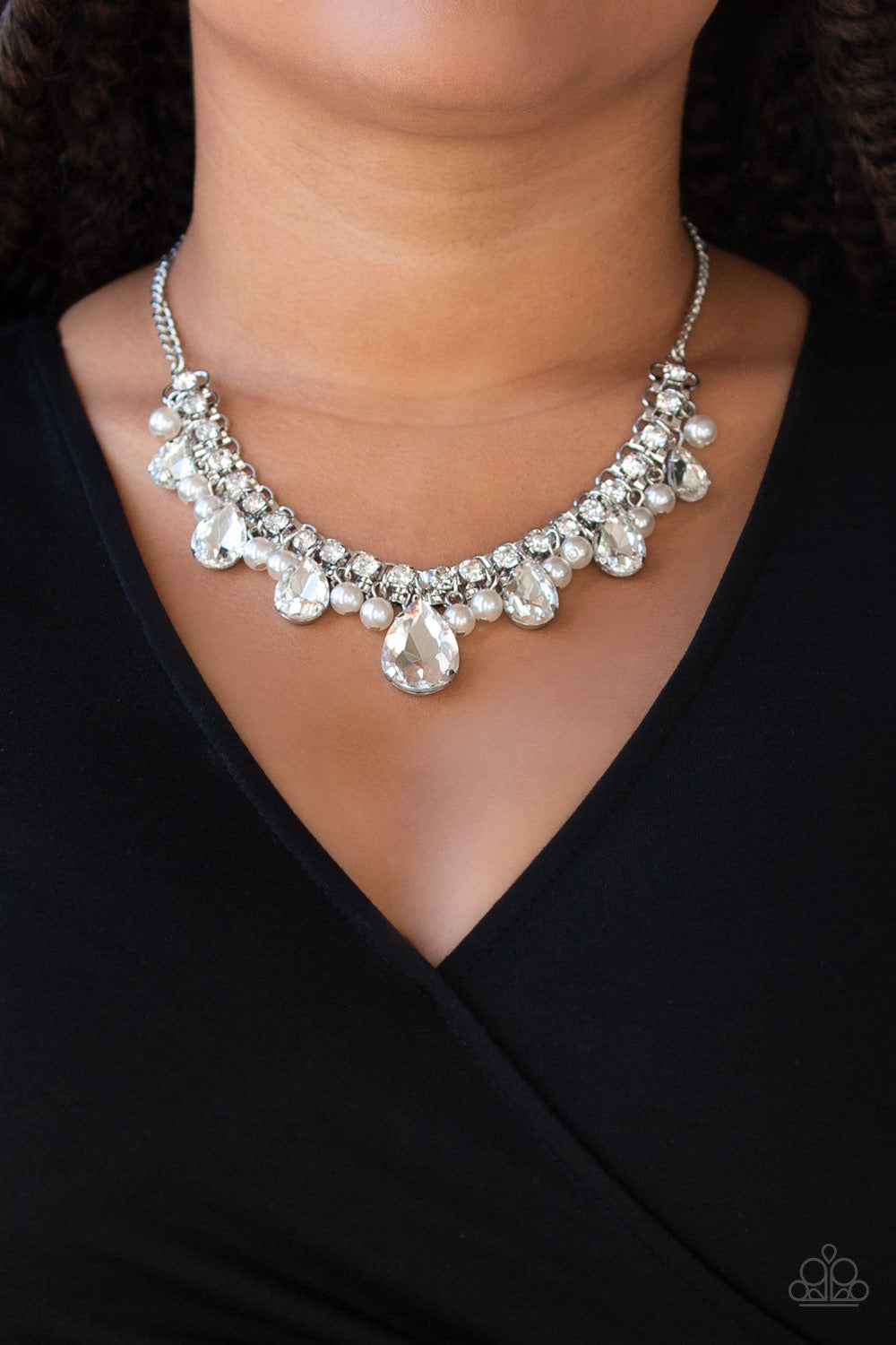 Paparazzi - Knockout Queen White Necklace