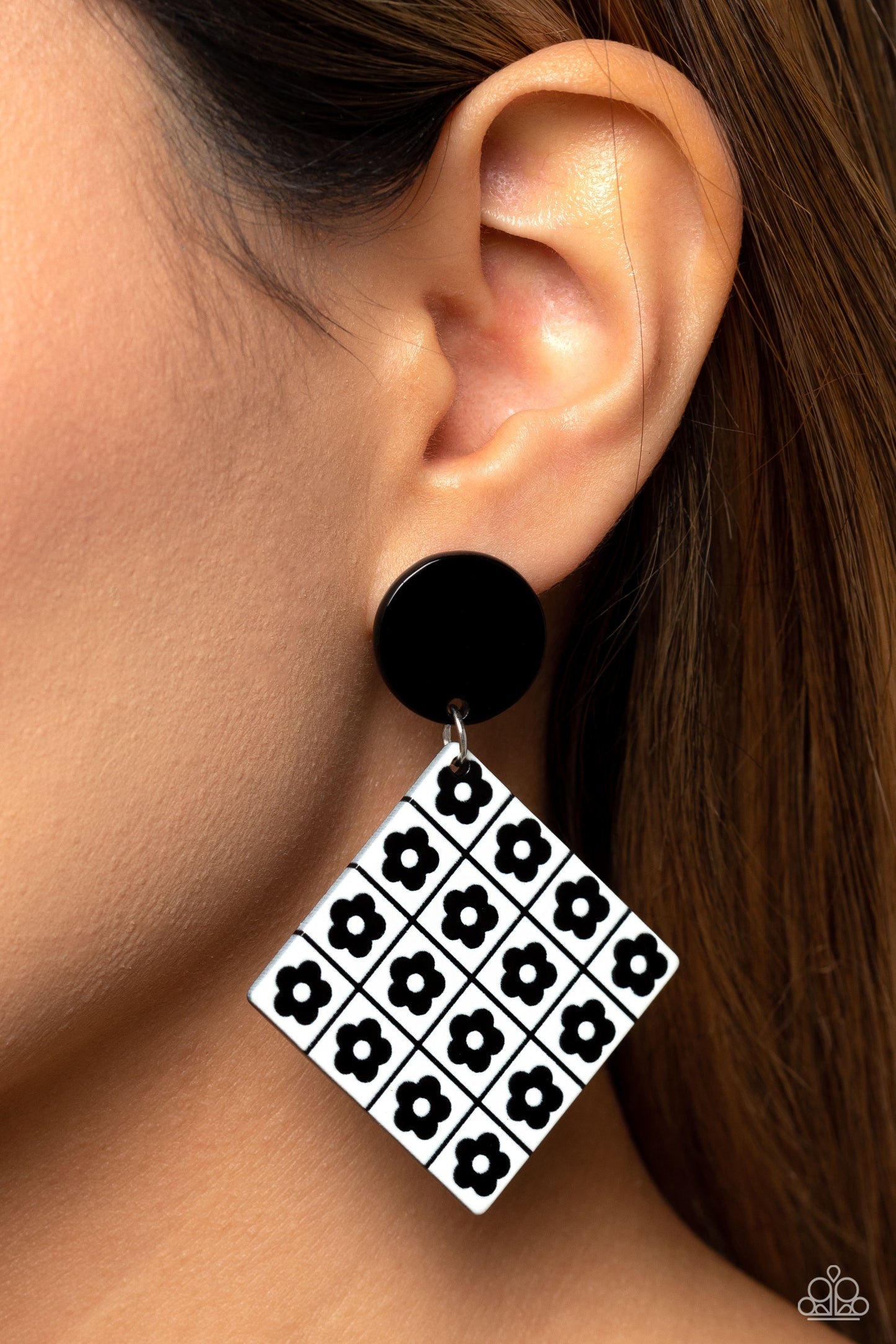 Paparazzi - Vintage Vaudeville - Black Post Earrings