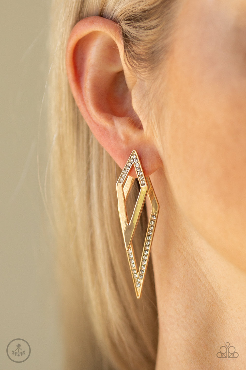 Paparazzi - Point-BANK - Gold Post Earrings