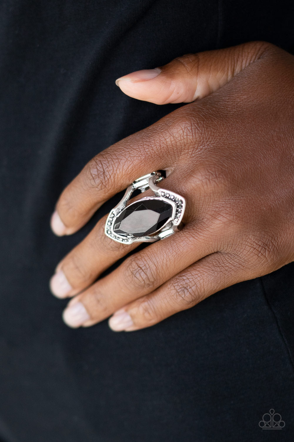 Paparazzi - Leading Luster - Black Ring